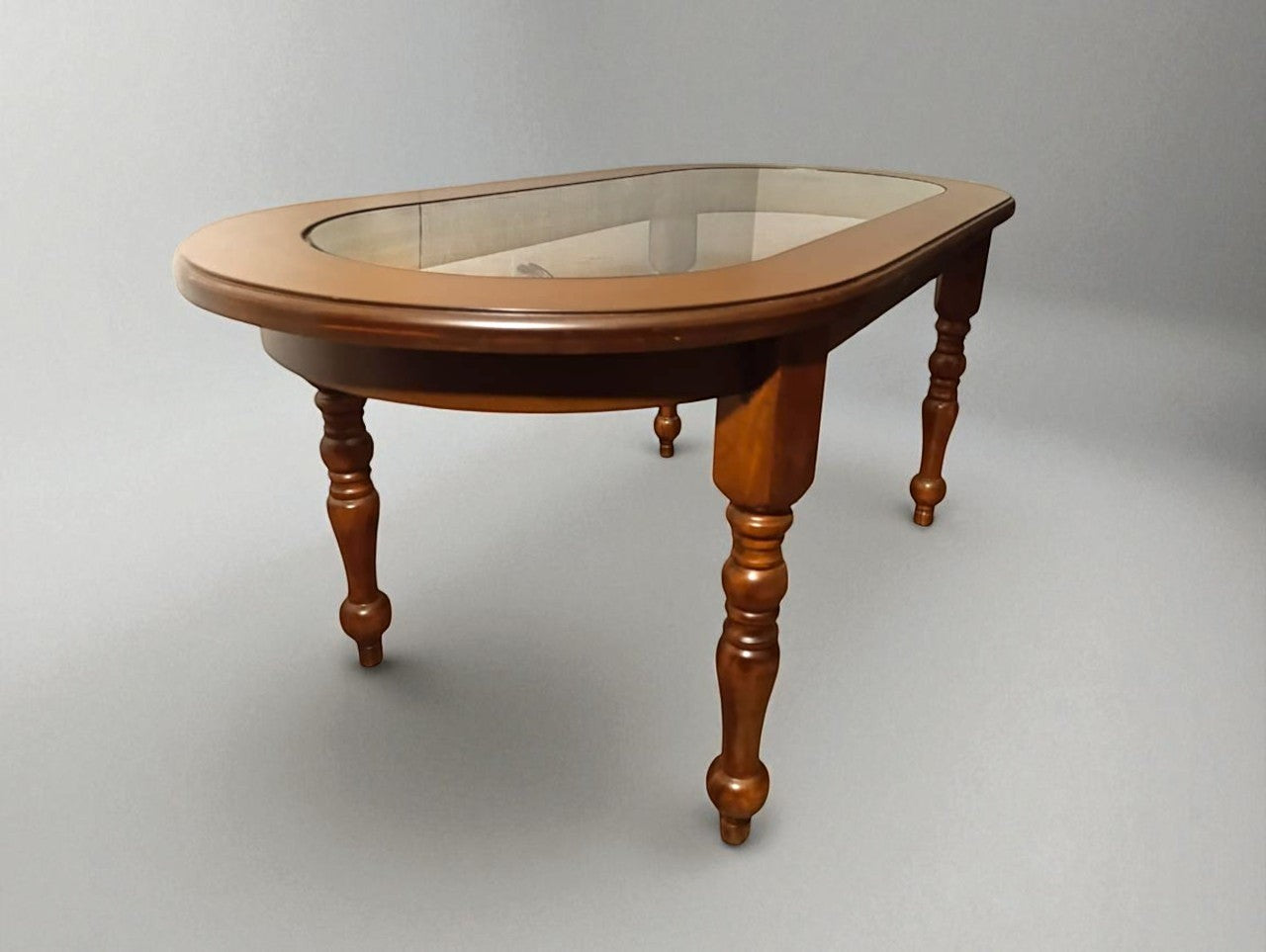 Fabrica de Muebles Wood comedor table with glass top and turned wood legs